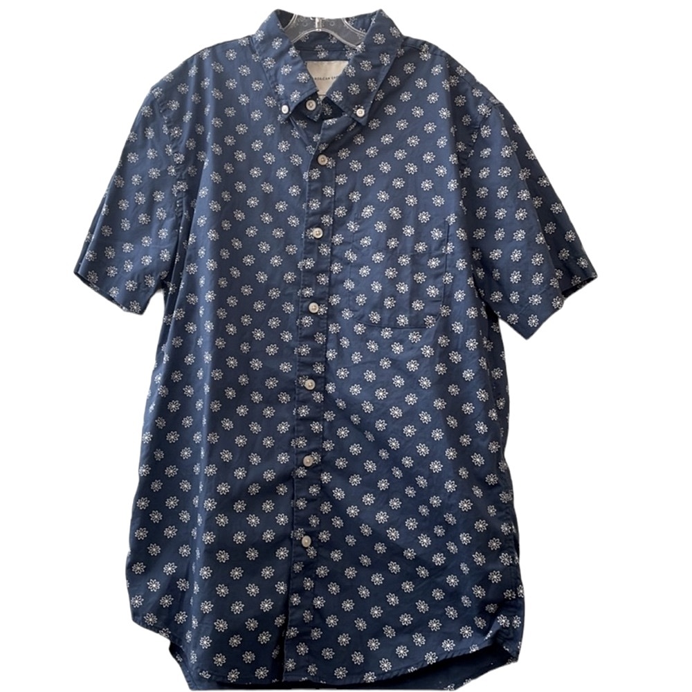 American Eagle men’s s/s button down in French blue with white flowers. S. EUC